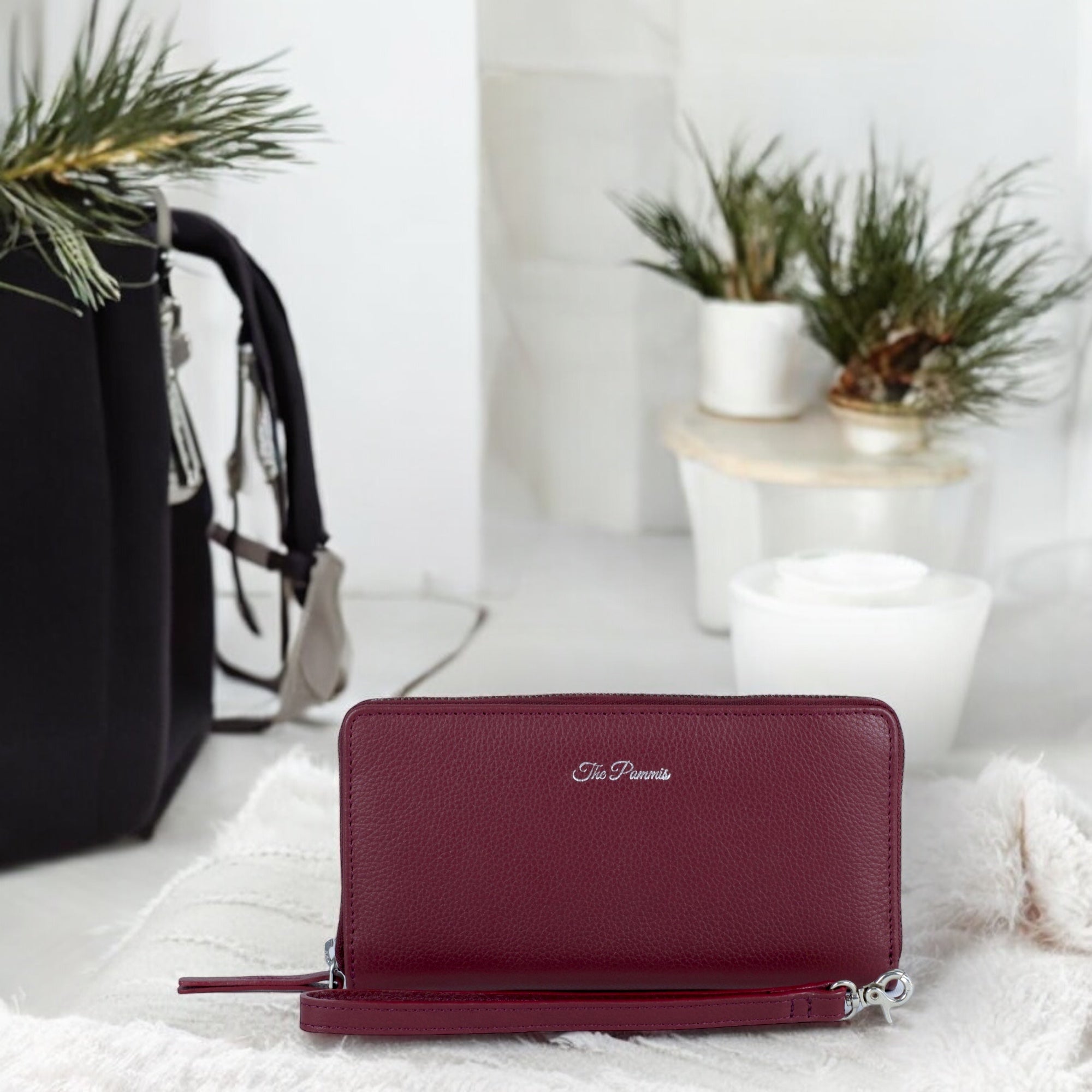 Chic Haven, The Clutch